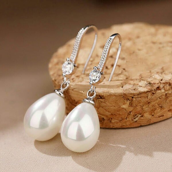 Women's Elegant Drop-shaped Imitation Pearl Long Earrings - Image 4